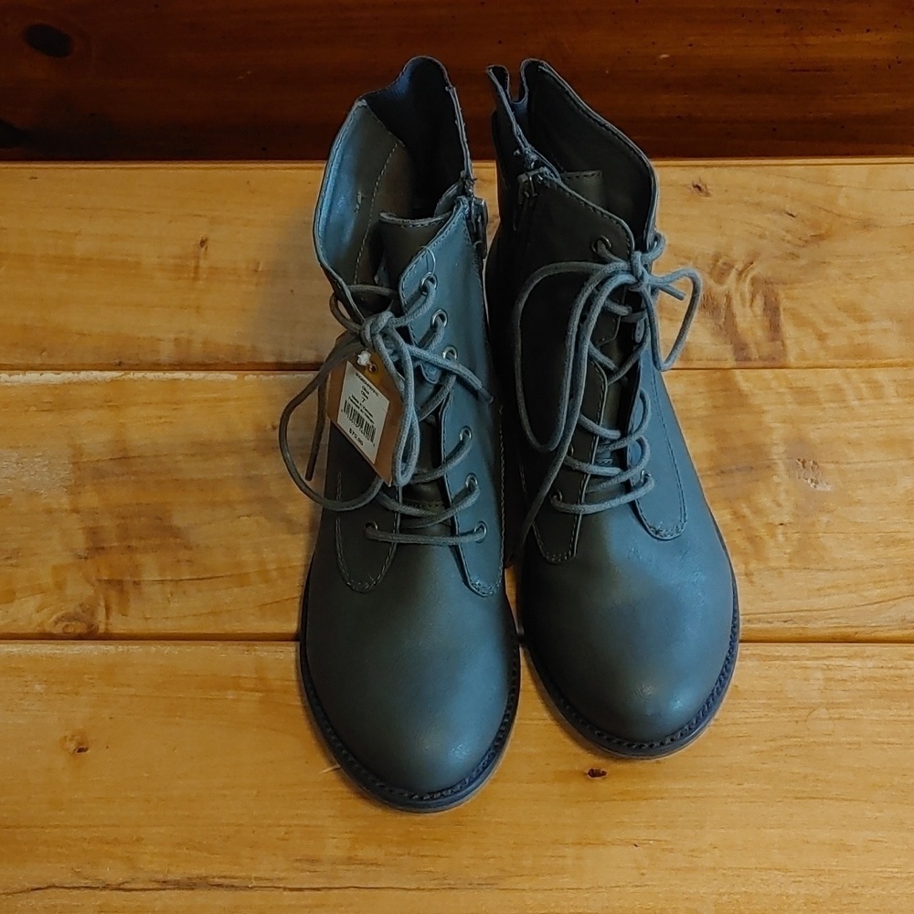 NWT Denver Hayes Women's Olive Lace Up Ankle Boot Size 7